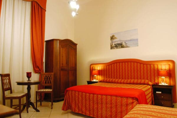 Habitación privada – Napoli Centrale Hotel B&b**** - Foto 4